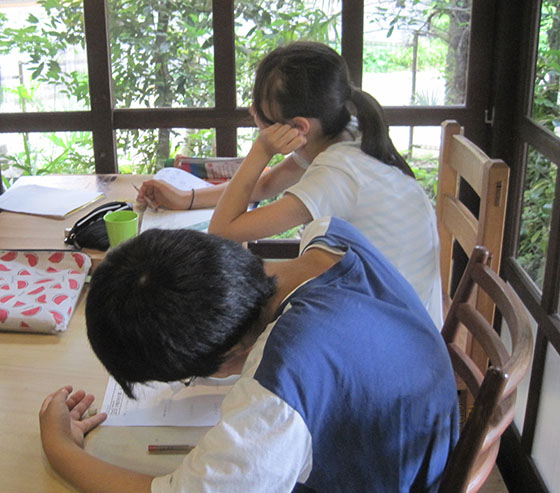 えんぴつカフェ子ども学習風景