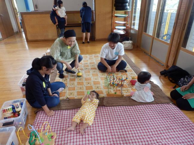 中高生と赤ちゃんとの交流事業